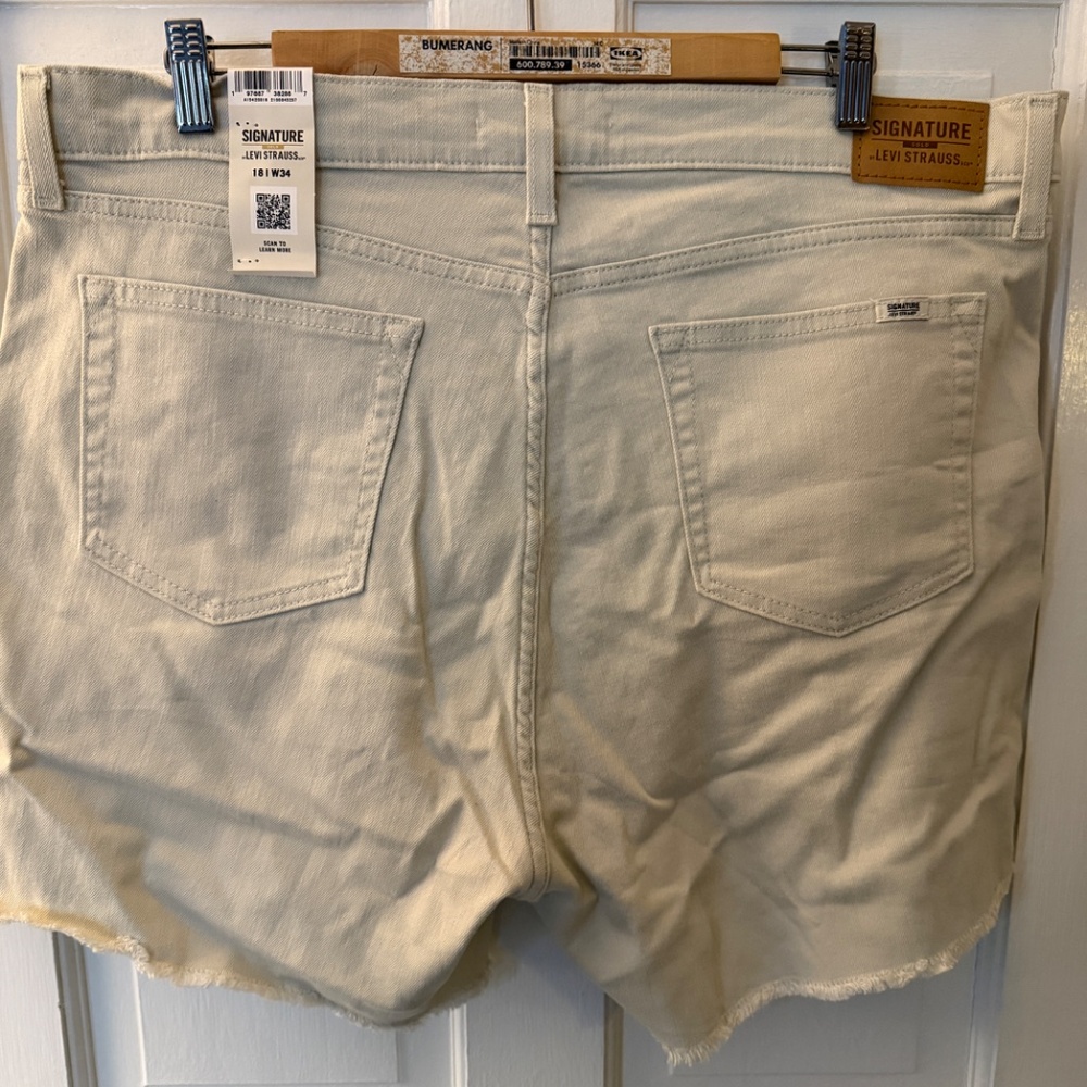 Signature by Levi Strauss & Co. Gold Label Women's Heritage High Rise 5" Shorts - Picture 3 of 5